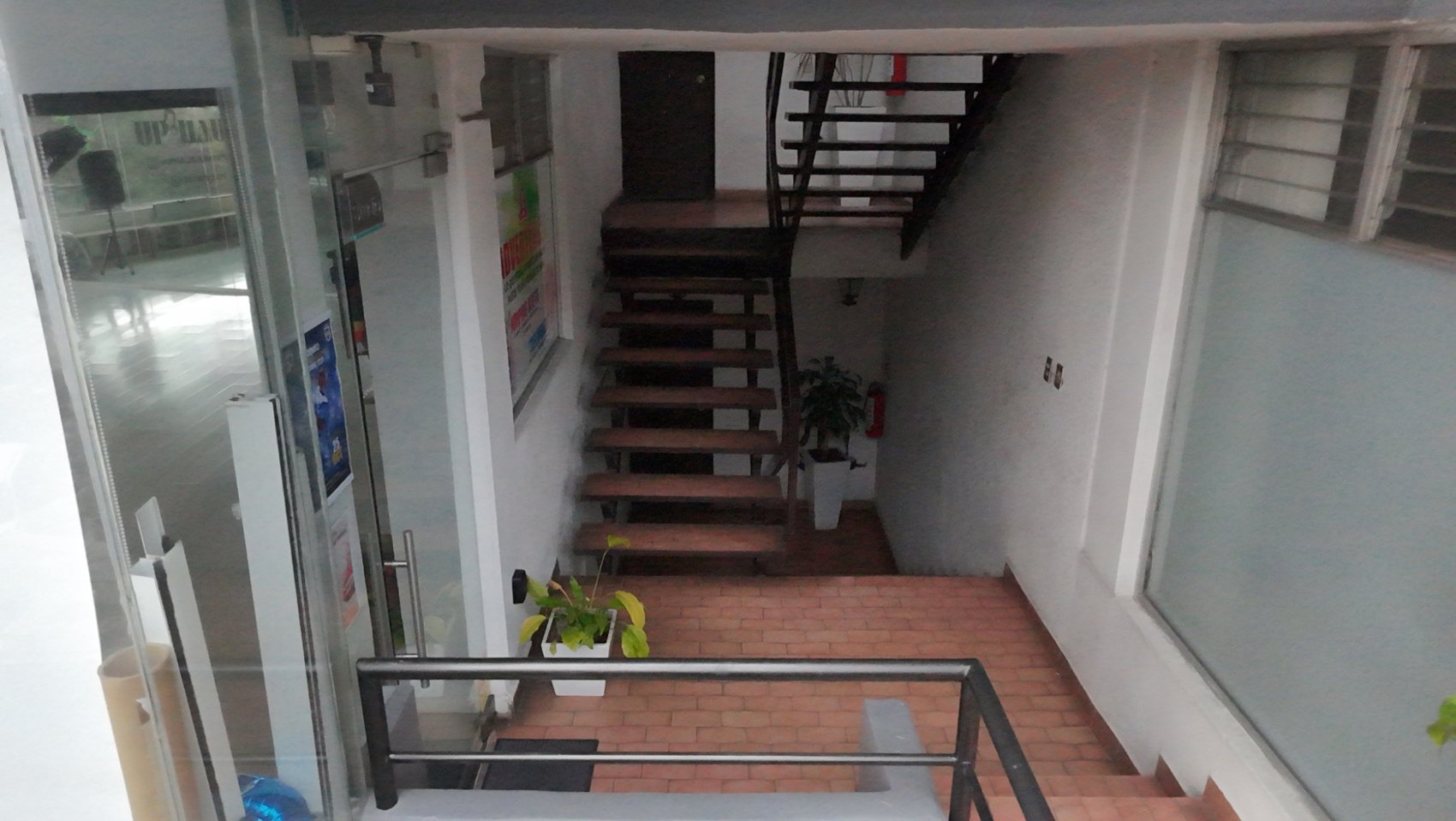 Escaleras y acceso interior
